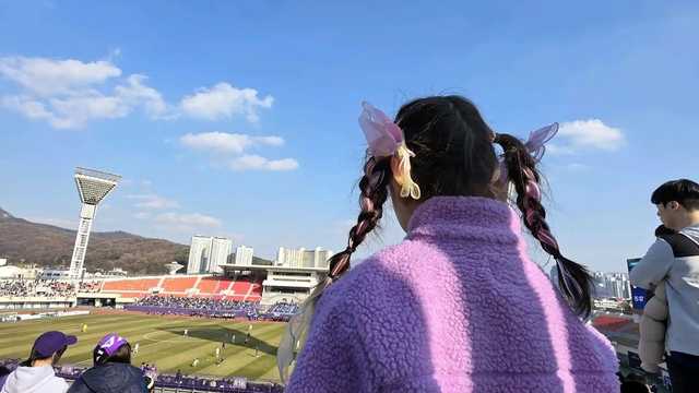 FC안양 경기장을 바라보는 아이
