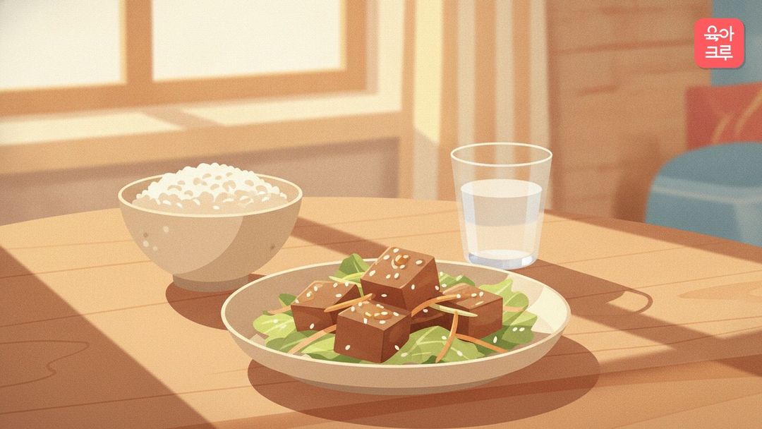 도토리묵무침 그릇이 놓인 식탁 그림