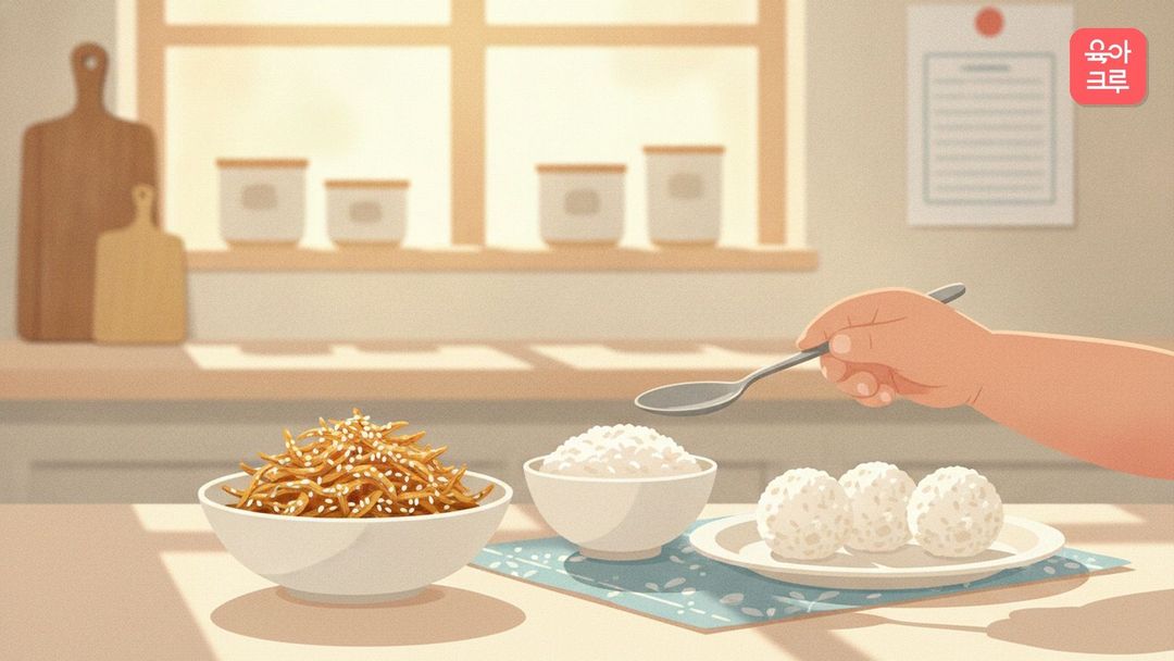 식탁 위 멸치볶음 그릇과 밥, 동그란 주먹밥을 숟가락으로 뜨려는 아이 손 그림