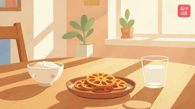 연근조림 그릇이 놓인 식탁 그림