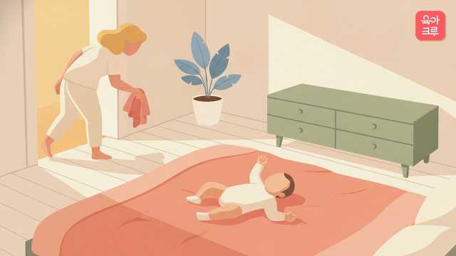아기가 문 쪽을 보며 팔을 뻗고 엄마가 다가오는 일러스트