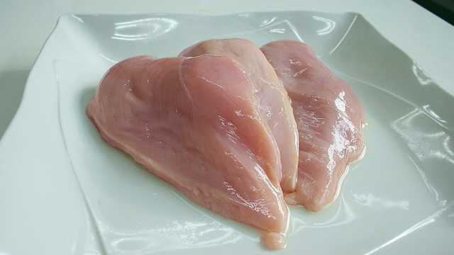 흰 접시에 놓인 익히기 전 닭고기 살