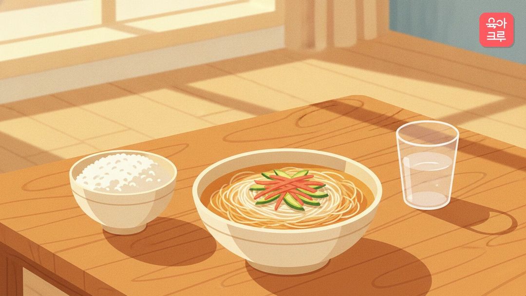 잔치국수 그릇이 놓인 식탁 그림