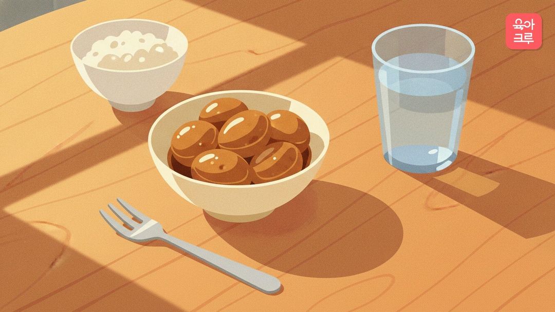 메추리알장조림 그릇이 놓인 식탁 그림