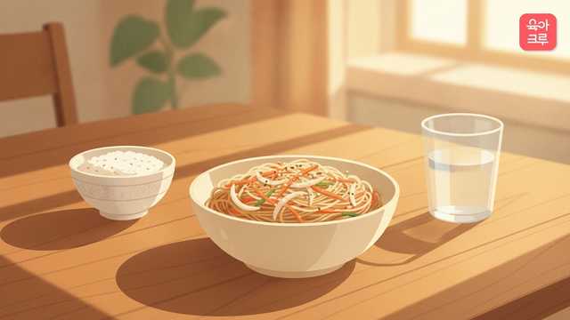 간장비빔국수 그릇이 놓인 식탁 그림
