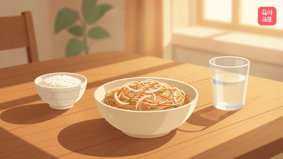 간장비빔국수 그릇이 놓인 식탁 그림
