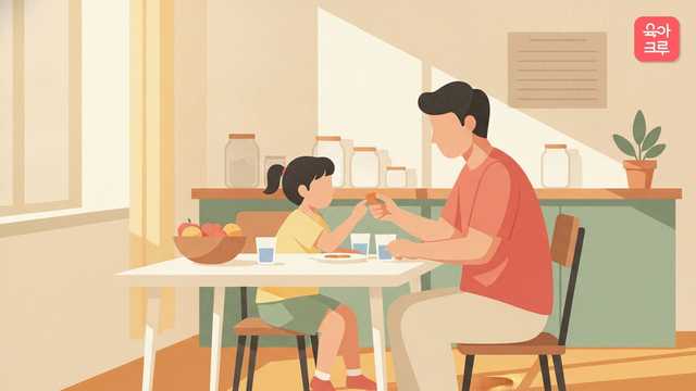 식탁에서 보호자와 아이가 간식 접시와 물컵을 두고 함께 앉아 있는 모습