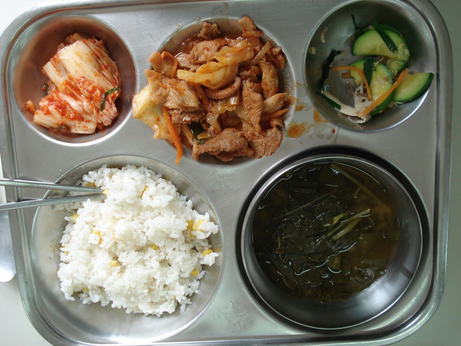 학교 급식 식판에 담긴 밥·국·반찬 한 끼