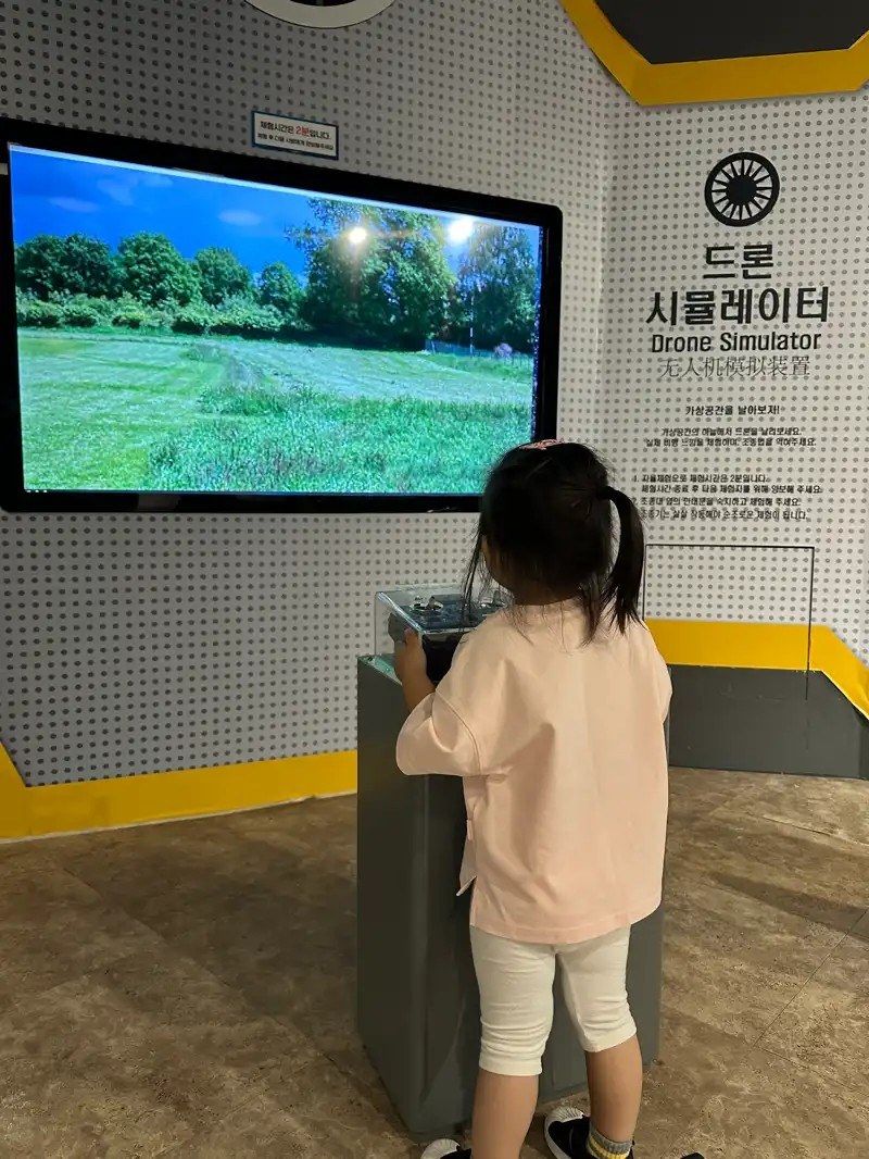 토이로봇관 드론 시뮬레이터를 조종하는 아이