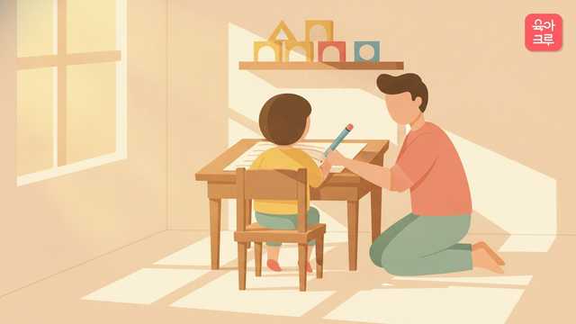 작은 책상에서 굵은 연필로 연습지에 크게 획을 긋는 아이