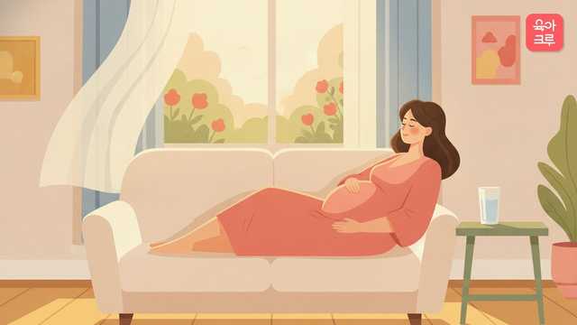 소파에 기대 관자놀이를 짚고 쉬는 임산부와 물 한 잔 일러스트