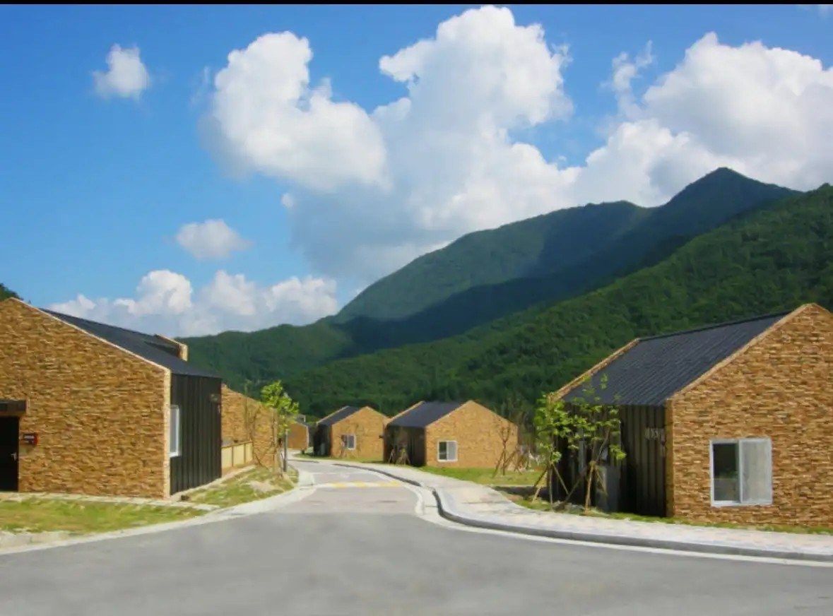 하이원추추파크 숙소 단지와 산 풍경
