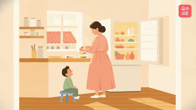 엄마가 부엌에서 남은 명절 음식을 작은 용기에 나눠 담고 아이가 의자에 앉아 지켜보는 모습
