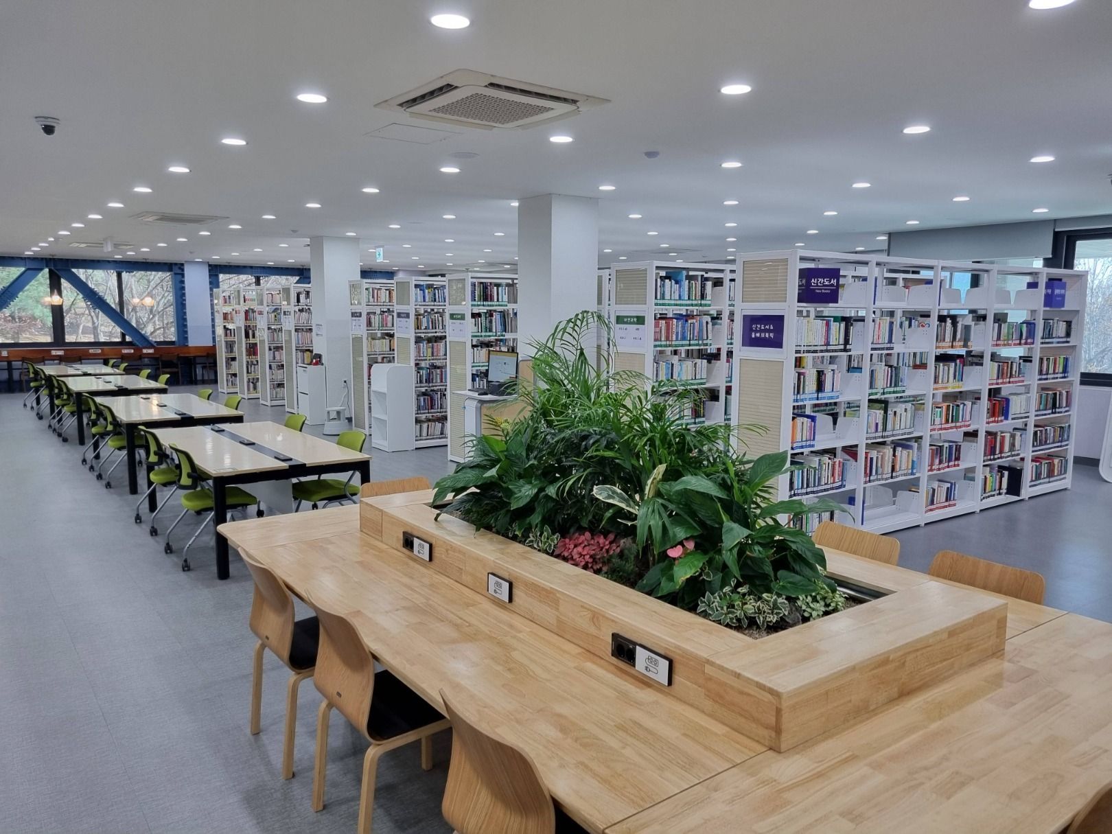 인천광역시교육청주안도서관 다양한 서가와 열람 테이블이 마련된 도서관 내부 모습