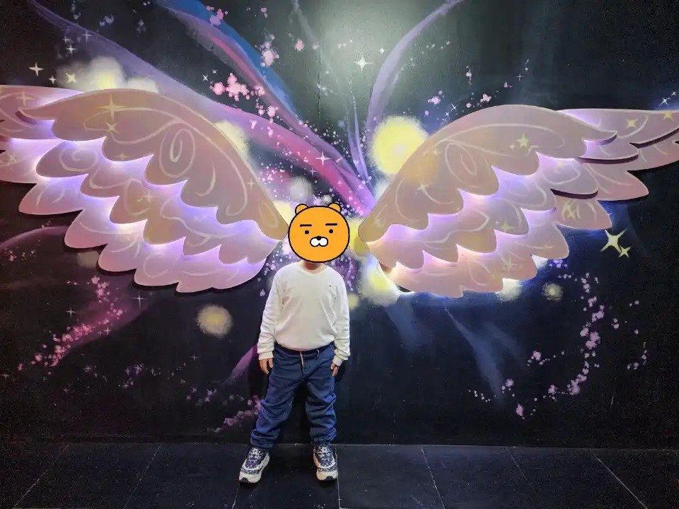 박물관은 살아있다 인사동점 날개 그림 앞에 선 아이
