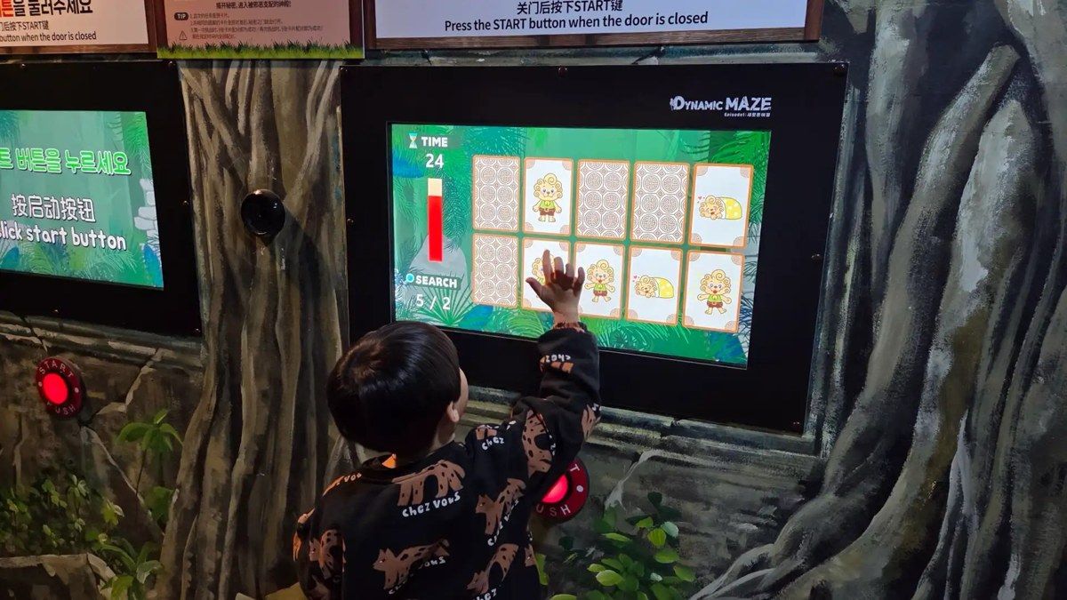 다이나믹메이즈 인사동점에서 화면 미션을 푸는 아이 뒷모습