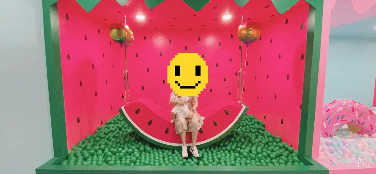 컬러풀뮤지엄 수박 포토존에 앉은 아이