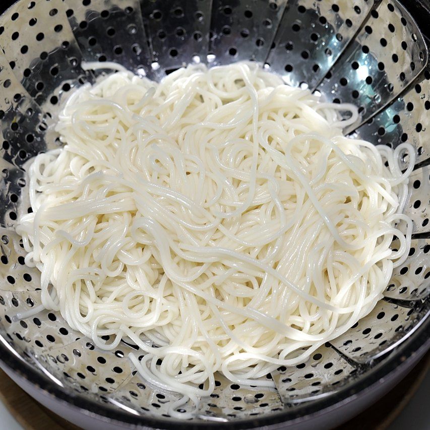 삶아 건진 소면 사진