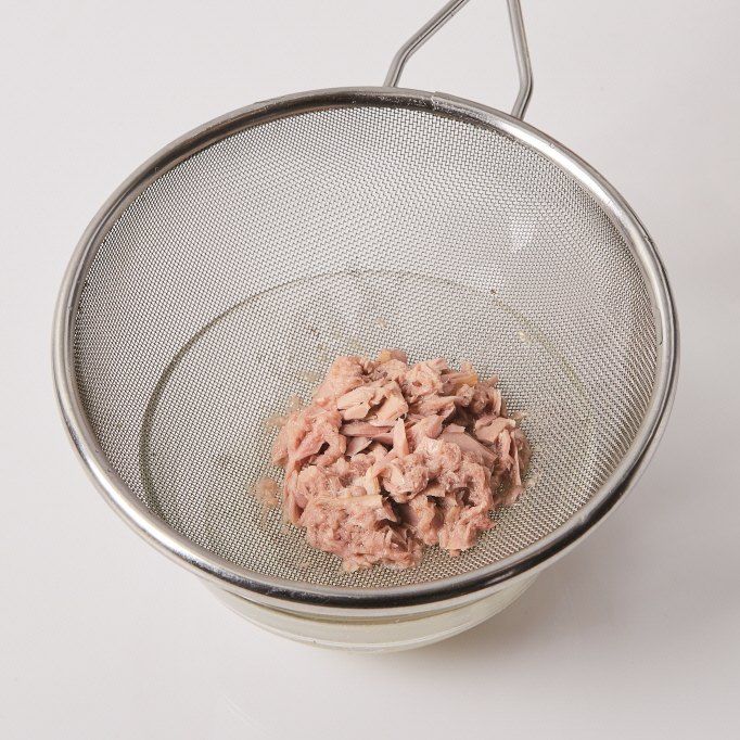 체에 밭쳐 기름을 뺀 통조림 참치 사진
