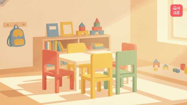 유치원 입학 나이를 떠올리게 하는 유치원 교실의 작은 의자와 가방 그림