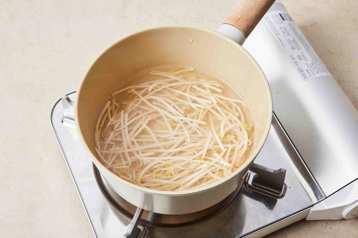 꼬리를 다듬어 데치는 숙주 사진