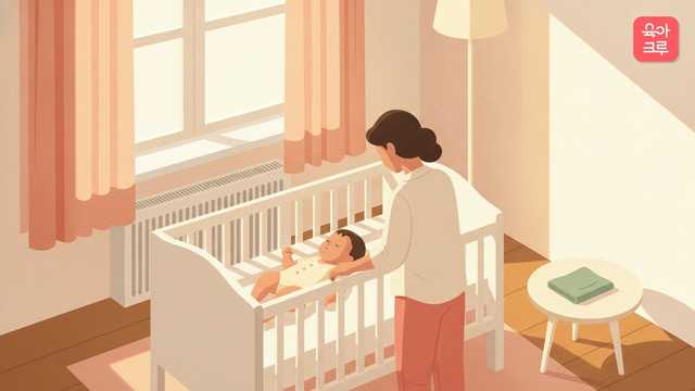 커튼이 드리운 방에서 수면조끼를 입고 등을 대고 자는 아기와 곁에 선 부모의 모습