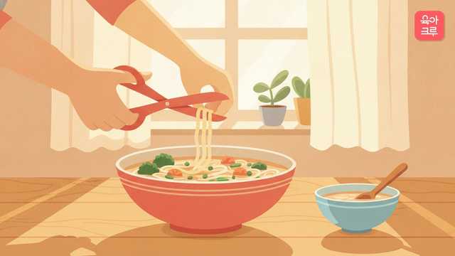 아이 그릇에 담긴 국수와 젓가락