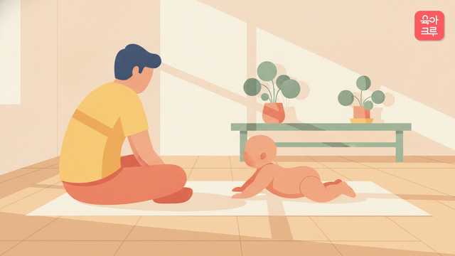 아기가 매트 위에서 배밀이 자세로 팔을 펴고 부모가 옆에 앉아 지켜보는 일러스트