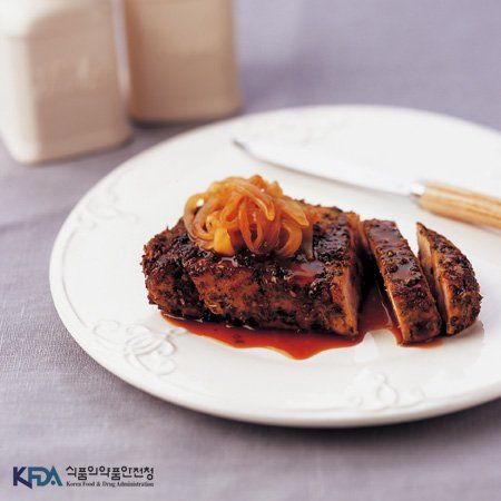 사과와 양파를 곁들인 돼지등심 요리 레시피 사진