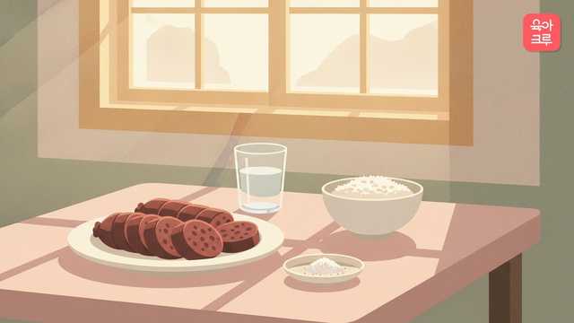 창가 식탁 위 순대 한 접시와 소금, 물 한 잔, 밥 한 공기