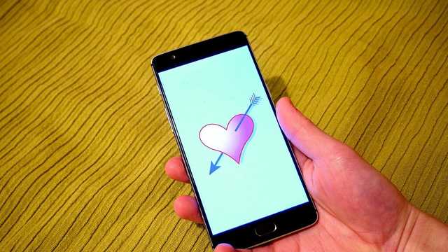 손에 든 스마트폰
