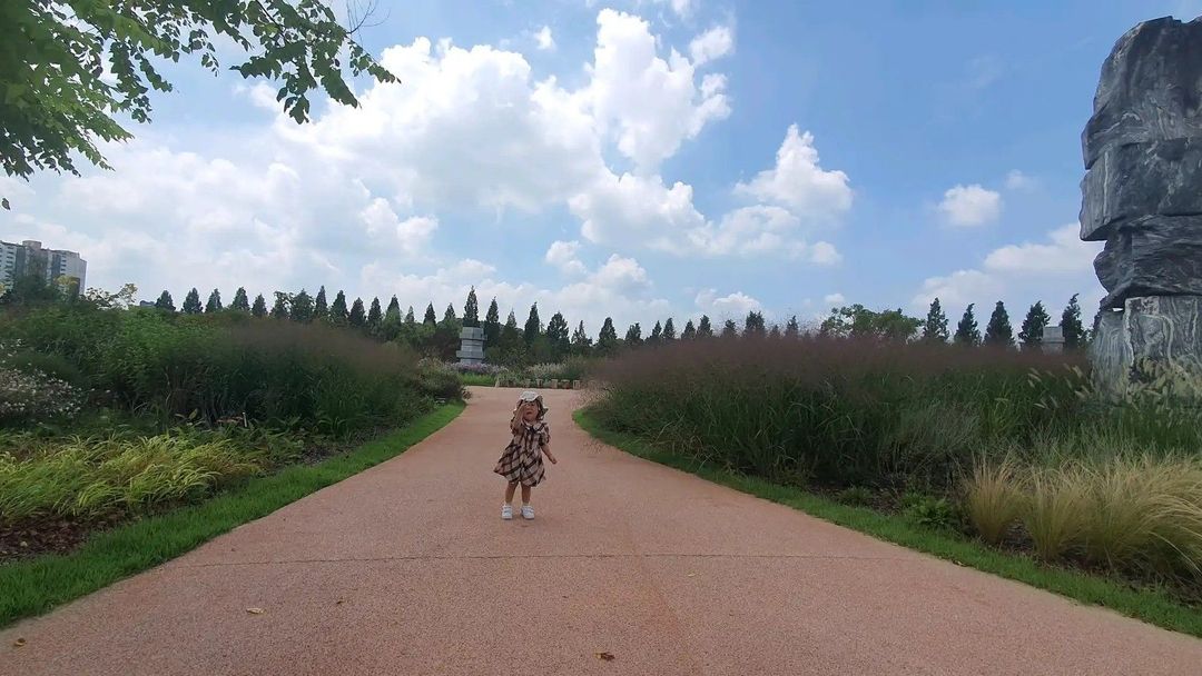 일월수목원 초지원 사이 길을 걷는 아이