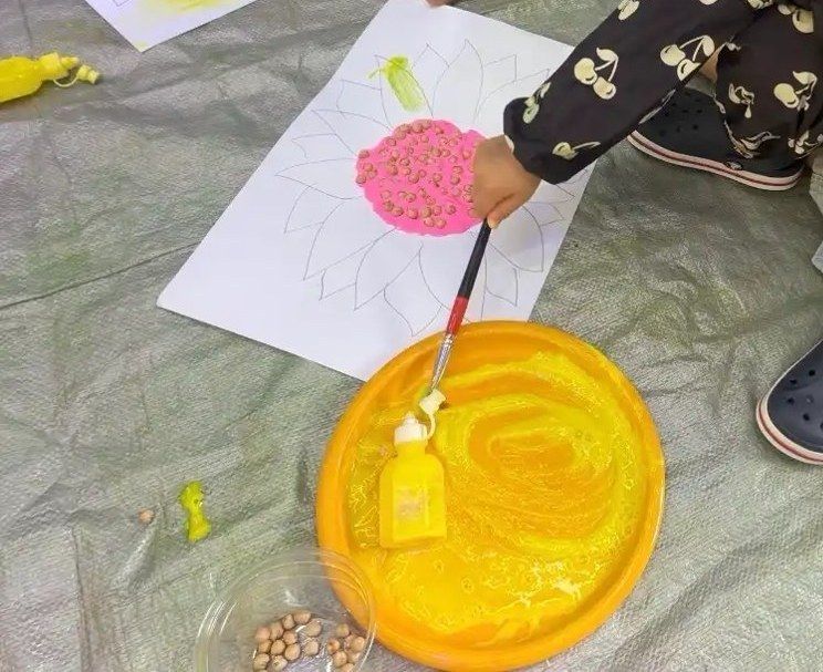 물감으로 꽃 그림을 칠하는 아이