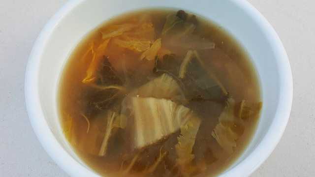 흰 그릇에 담긴 맑은 채소 국