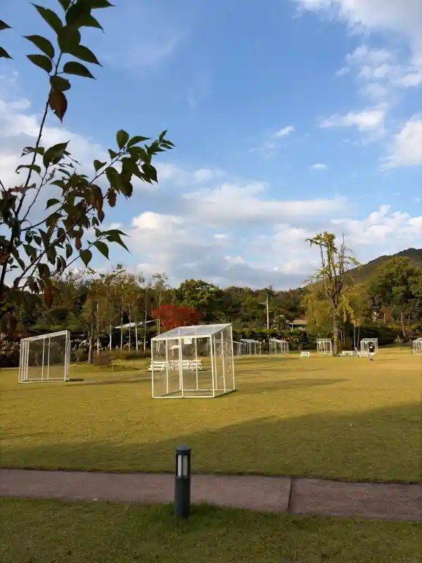 파크프리베 앞 넓은 잔디밭과 산책로