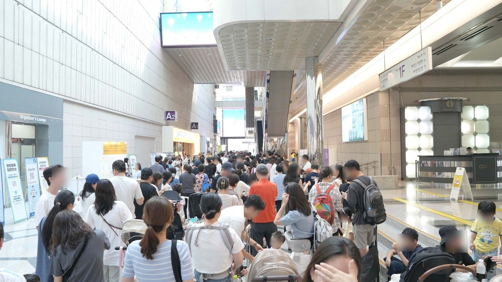 코엑스 A홀 앞 입장 대기 줄